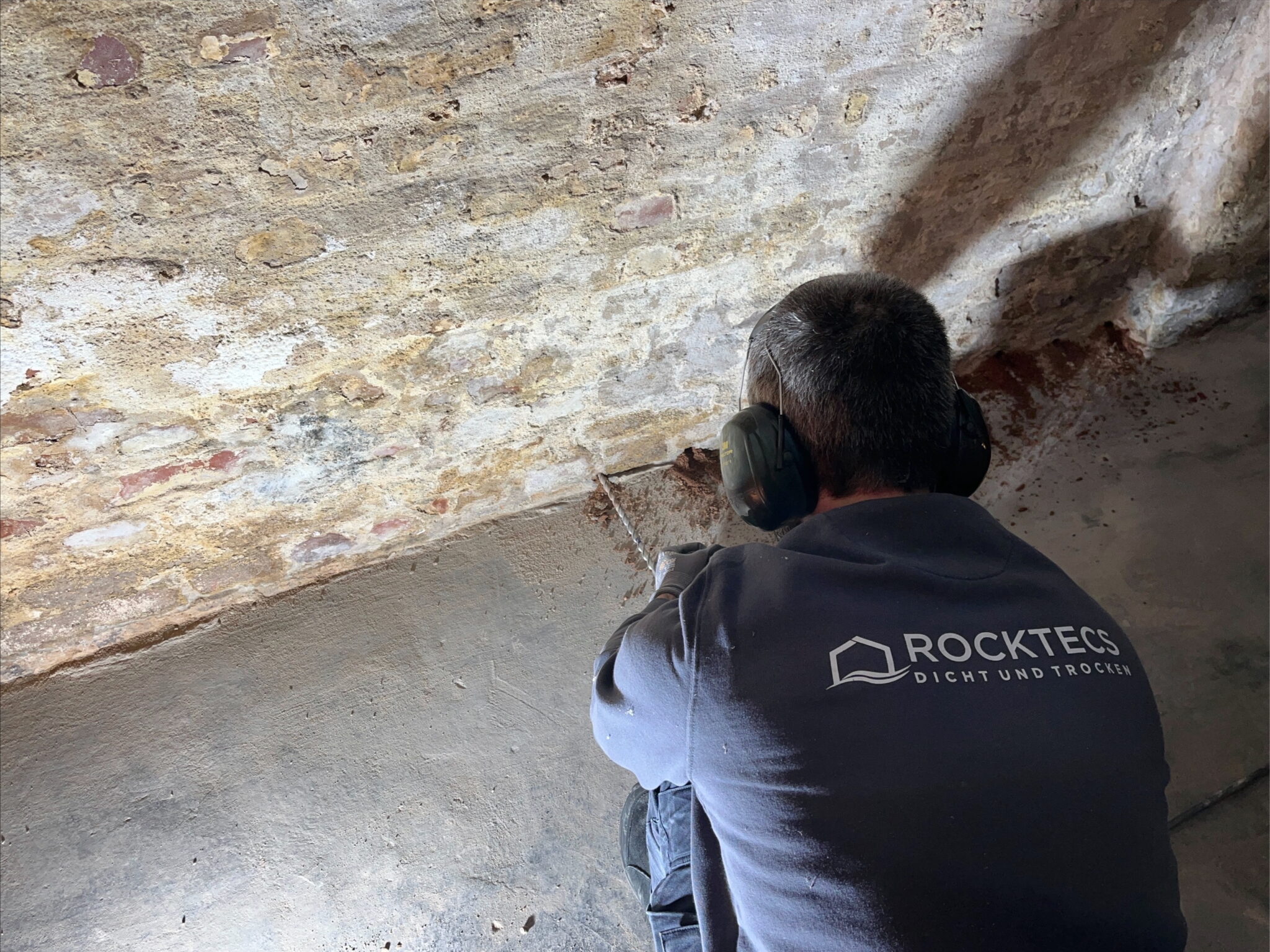 Rocktecs Mitarbeiter beim Einsatz der Kellerabdichtung Aschaffenburg